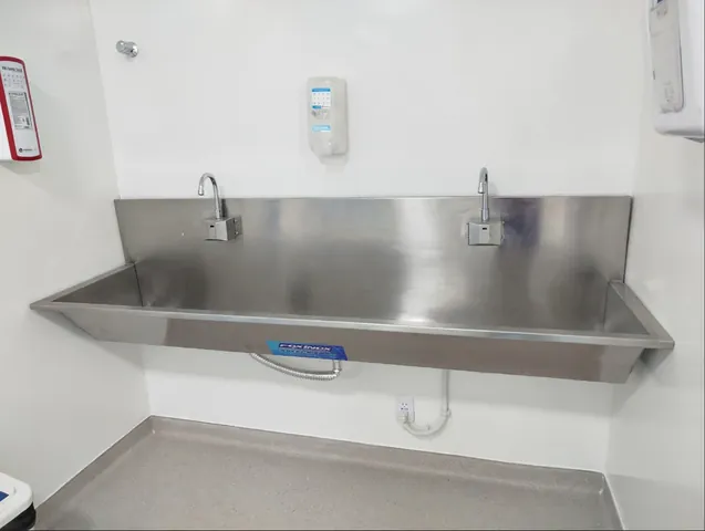 Lavatório cirúrgico em aço inox instalado em hospital